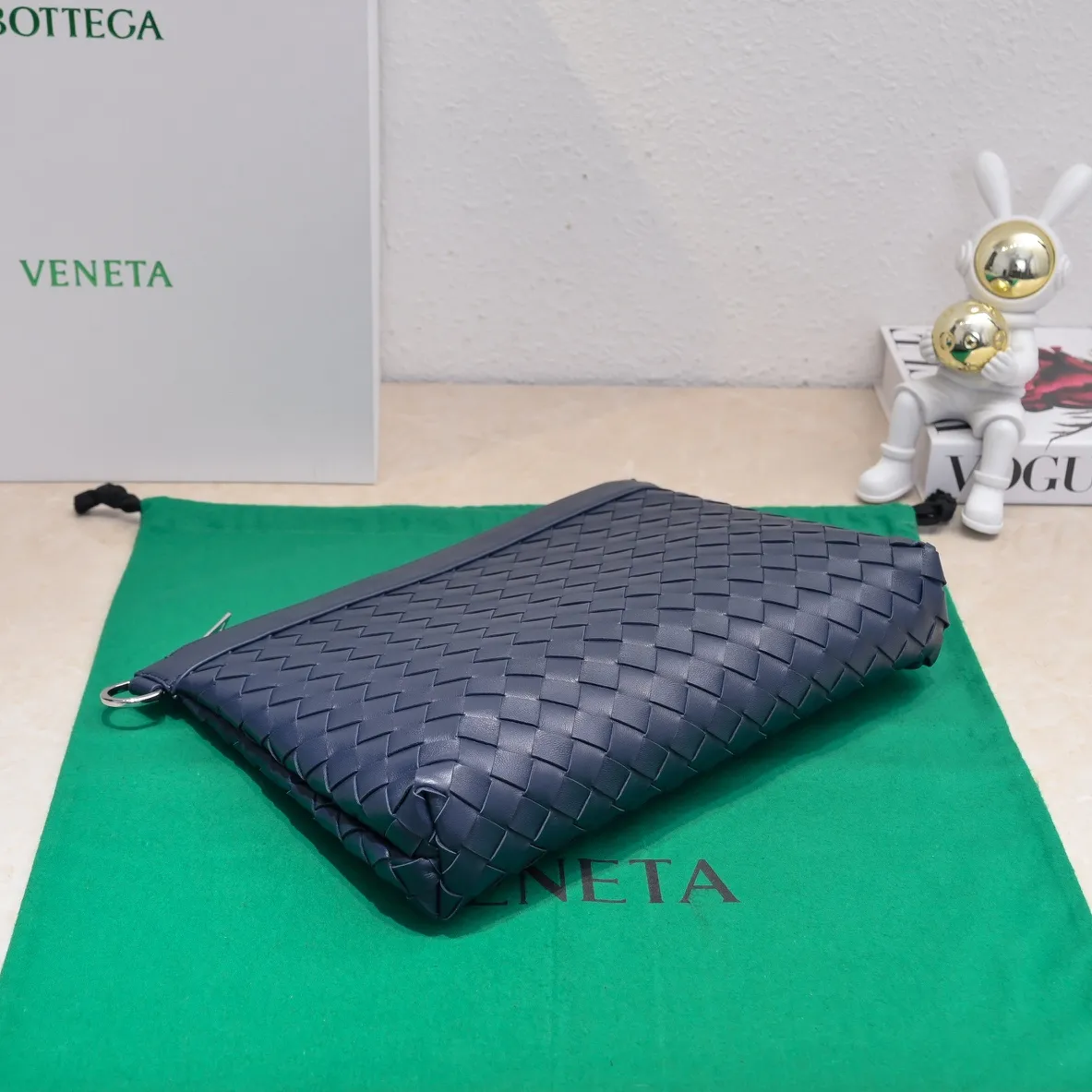 Batch 1360 Bottega Veneta's Bottega Veneta handbag transforms into a man in seconds ⌨️The texture is great! The weaving process is exquisite, simple and elegant, and it perfectly matches any clothes! Whether you are out on the street or on a date, it can instantly improve your overall taste. It can not only hold your wallet and mobile phone, but also the charm of your male god. Style number: 6518 Size: 33*22*7cm